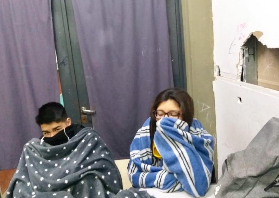 mrodriguezhur's tweet photo. Hoy. 10 de la mañana. Por falta de calefacción, los alumnos de la Escuela Técnica 3 de Hurlingham llevan frazadas al aula.

Vidal es responsable. https://t.co/qn6cgGoFR2