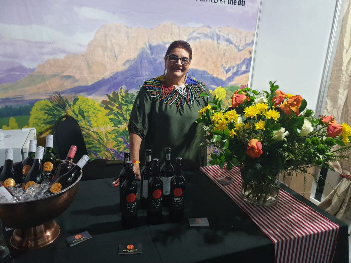 Cloofwines_ZA's tweet photo. @libbyspridewyn at @TheWineShowZA 2019!
Be sure to visit stand C09 and see what this Diva has in store for you!
#LibbysPride #LibbysPrideWines #Cloof #CloofWineEstate @Cloofwines_ZA
#Darling #DarlingTourism @HelloDarlingZA @dorpskoerant #Wine #RedWine #WhiteWine https://t.co/wqIWmsM9xd