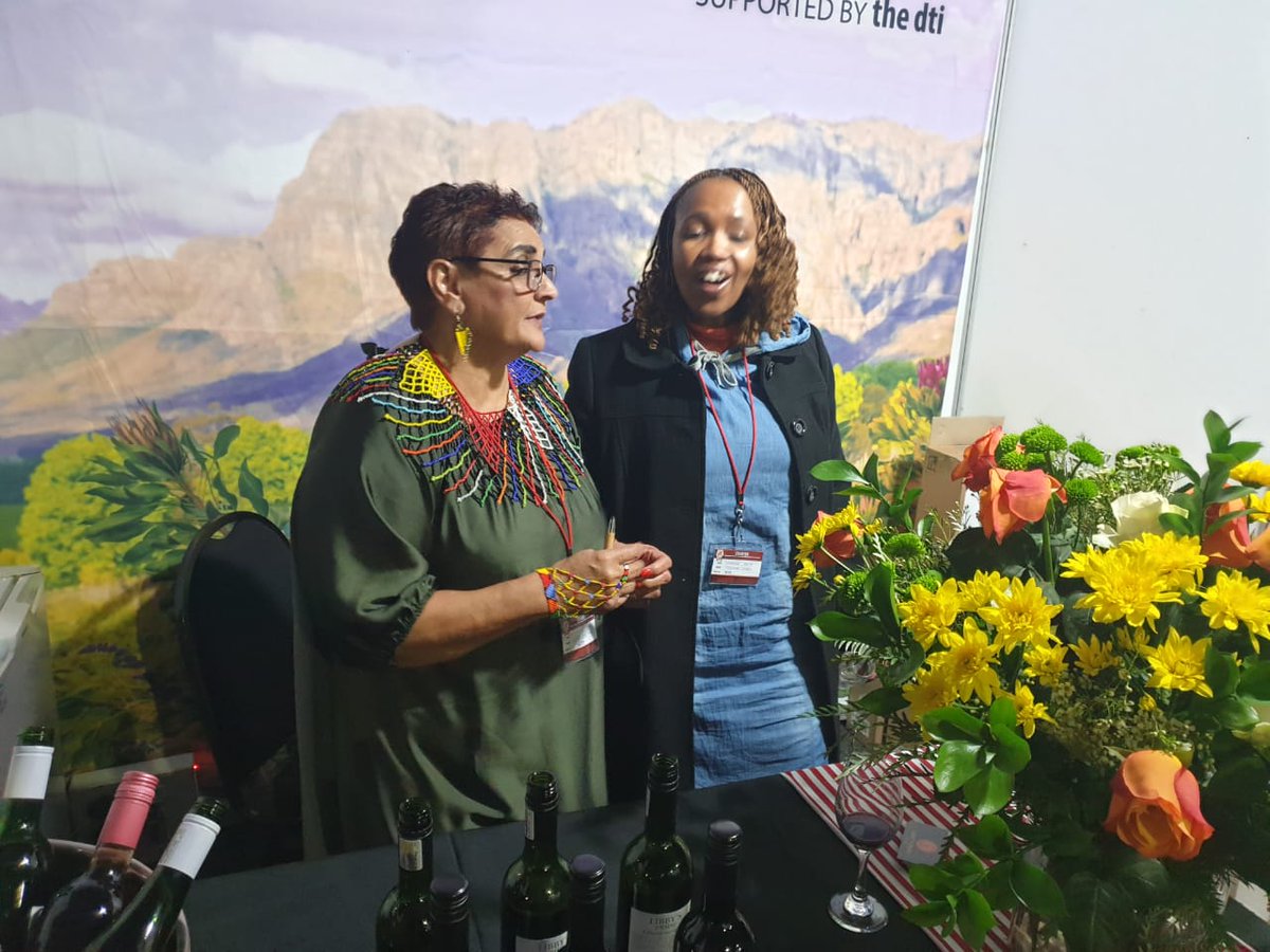 Cloofwines_ZA's tweet photo. @libbyspridewyn at @TheWineShowZA 2019!
Be sure to visit stand C09 and see what this Diva has in store for you!
#LibbysPride #LibbysPrideWines #Cloof #CloofWineEstate @Cloofwines_ZA
#Darling #DarlingTourism @HelloDarlingZA @dorpskoerant #Wine #RedWine #WhiteWine https://t.co/wqIWmsM9xd