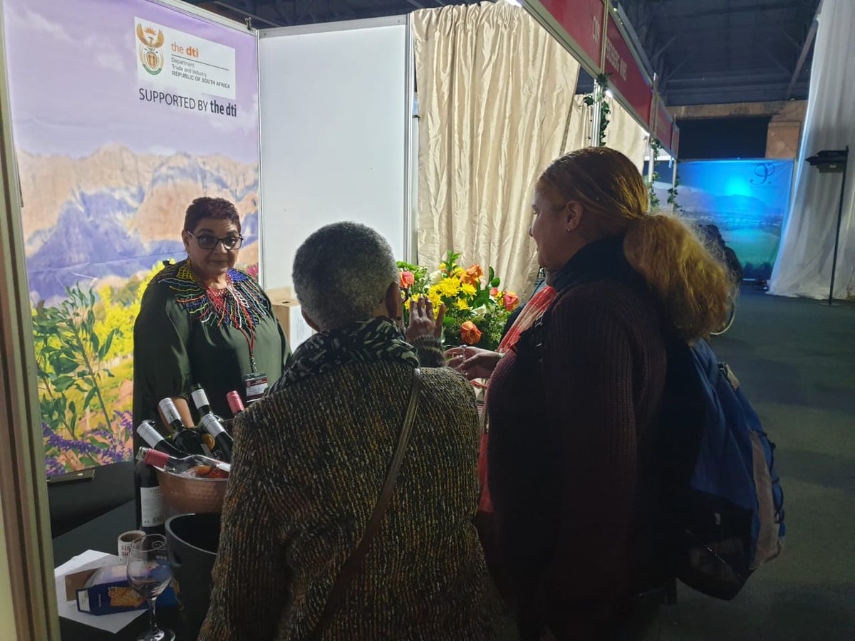 Cloofwines_ZA's tweet photo. @libbyspridewyn at @TheWineShowZA 2019!
Be sure to visit stand C09 and see what this Diva has in store for you!
#LibbysPride #LibbysPrideWines #Cloof #CloofWineEstate @Cloofwines_ZA
#Darling #DarlingTourism @HelloDarlingZA @dorpskoerant #Wine #RedWine #WhiteWine https://t.co/wqIWmsM9xd