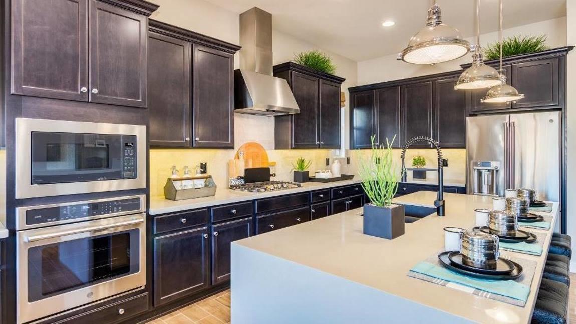 Do you prefer cabinets in a dark or light finish? Find your #PhoenixAZ #dreamhome today: fal.cn/32Slu