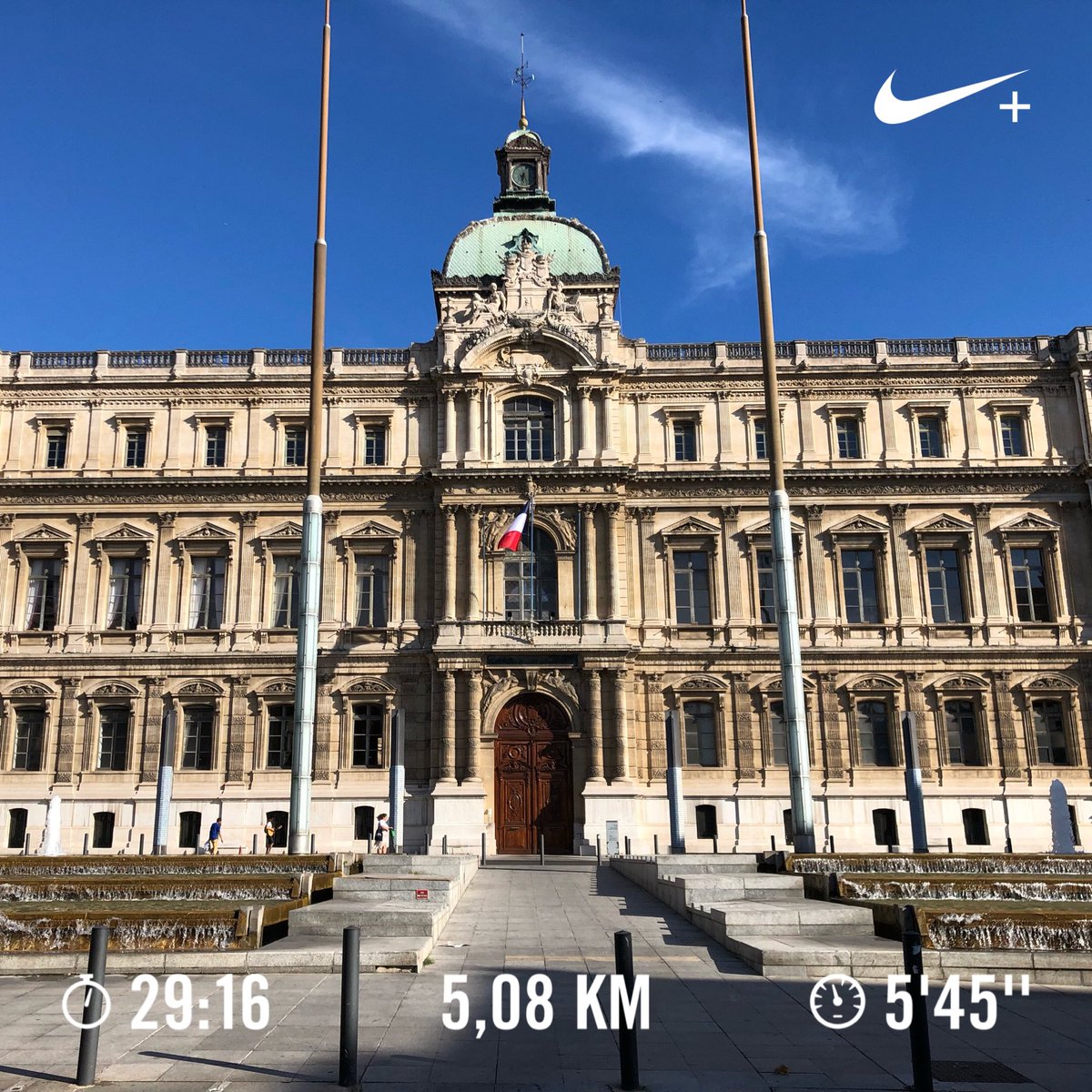 Run_N_Rock's tweet photo. Petit retour rapide ! Il fait encore bien chaud difficile de trouver le souffle surtout après être passé devant un match de beach-volley féminin 🤪🤪🤪 #run #MARSEILLE https://t.co/kQsADvqpay