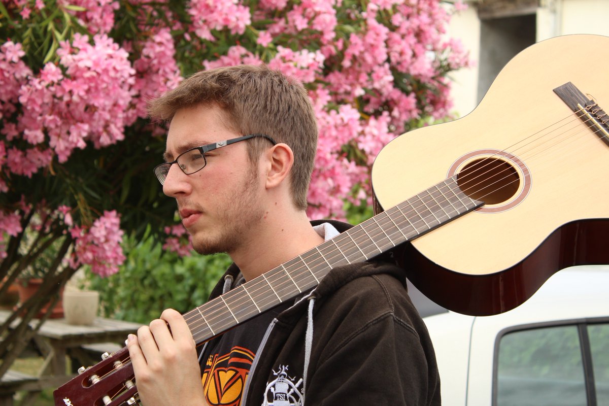 GOTest_'s tweet photo. Quand @_N3wt0n part en séance d'écriture, il emmène toujours sa guitare !
#GoTest #OnArriveBientôt https://t.co/uRzSR1WiCV