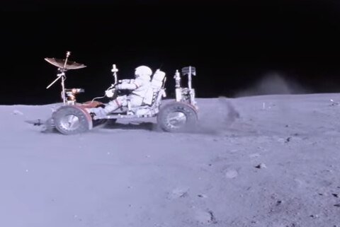 Hsiang-Wen Hsu y Mihály Horányi, de la Universidad de Colorado, estudiaron el movimiento del polvo lunar en las grabaciones del Apollo 16, que pisó la Luna en 1972. Para ello utilizaron las tomas en las que se veía al LRV (Rover) desplazándose lateralmente.