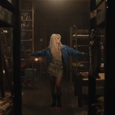princess_lourd's tweet photo. The fact that she can literally pull off any look is lowkey irritating but also so fucking amazing 😍😍😭😭 https://t.co/4jjLjZHXjl