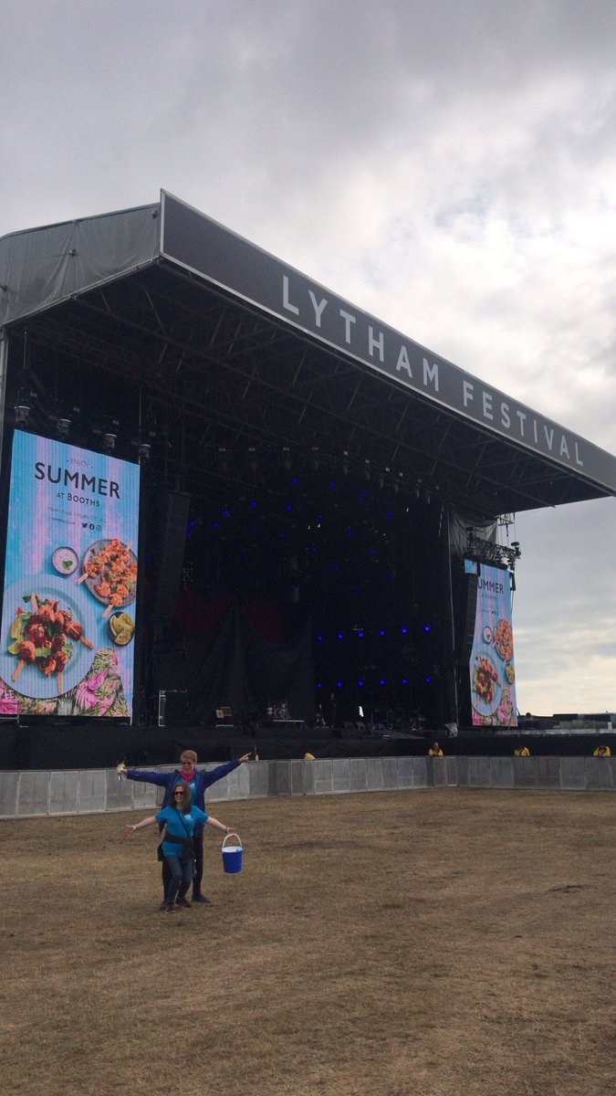 BlueSkiesFund's tweet image. A couple of our volunteers before all the festival goers arrived!💙

@LythamFestival #LF10