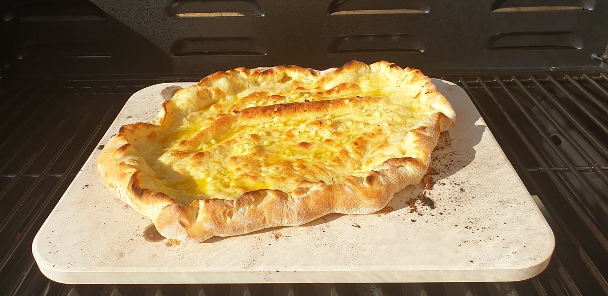 jerseyrugbyfan's tweet photo. Homemade garlic bread with crust stuffed with cheese #novicechef https://t.co/m9ZsmlQh2U