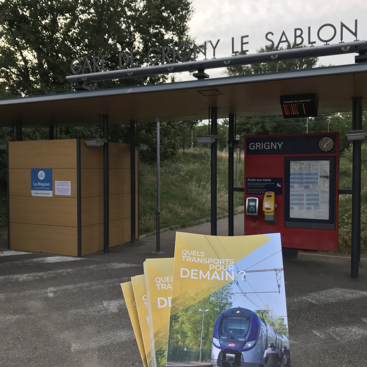 RerSud's tweet photo. Ce matin à la gare de #Grigny le Sablon pour partager notre projet de #mobilités durables pour le sud de la métropole de Lyon. Au cœur du projet : le #RER sud, le ticket unique, le prolongement du métro B... https://t.co/6XDQOlLfi4