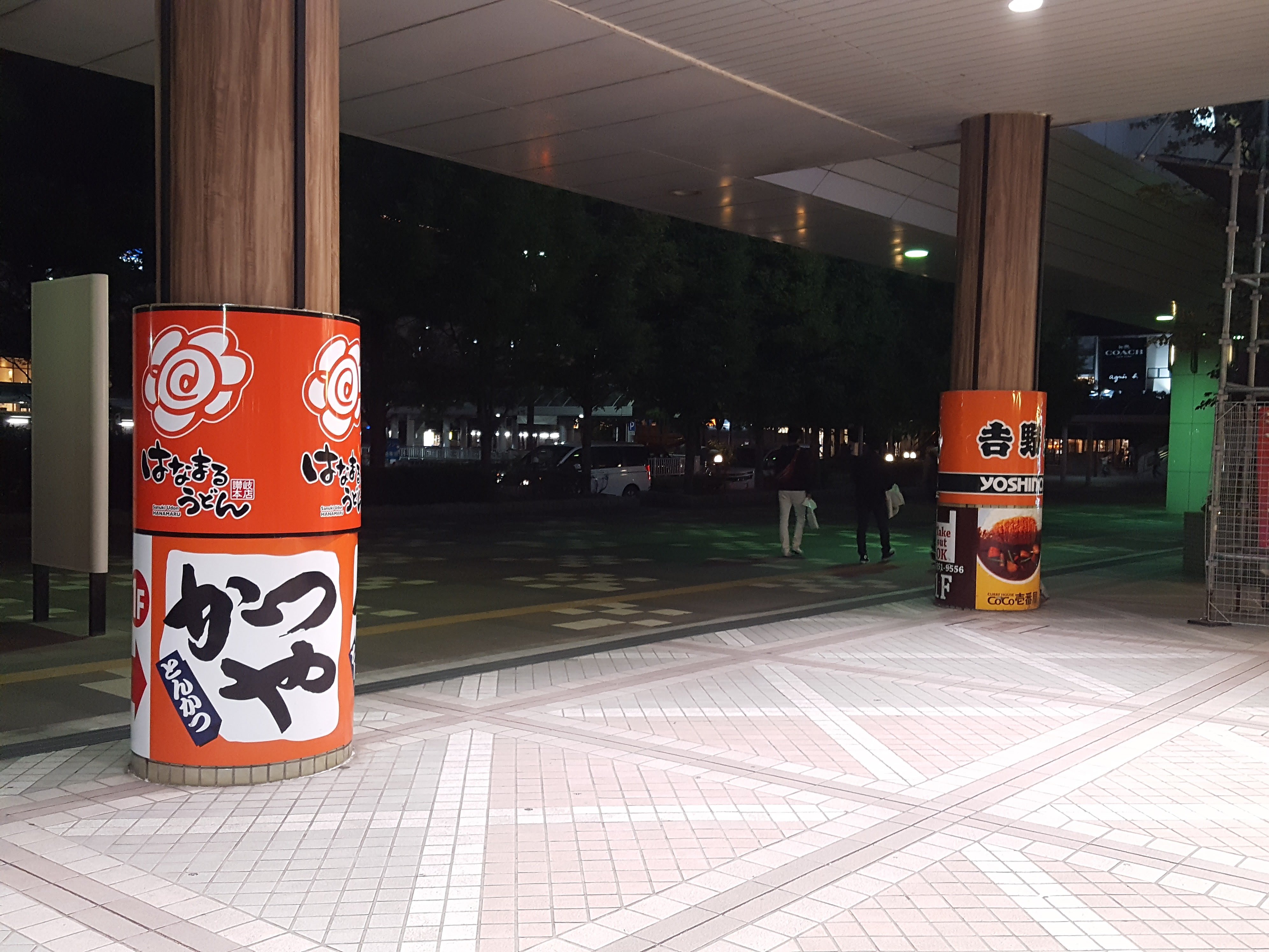 橋本 新義 バスタ新宿には安価なお店 を入れるべき 長距離バスに乗る人は 交通費には コスト意識の強い方が多いだろうから 意訳 という意見で 現在の プレナ幕張 のサラリーマン人気店 を片っ端から集めたかのような飲食店布陣を思い出した
