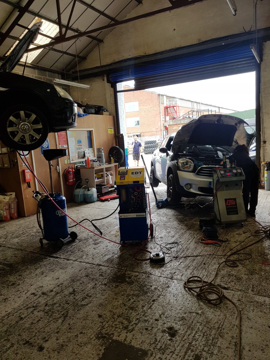 Esquire_Auto's tweet photo. An @EDTAutomotive engine decontamination treatment and a @Tec4Lubricants 2 stage carbon clean being carried out together. That's 2 cars leaving the workshop running smoother, cleaner for the environment and with better performance using less fuel https://t.co/krpL6E6zI8