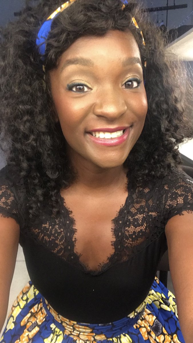 ceciledjunga's tweet photo. #Avignon En direct de ma loge, je vous attend pour mon #onewomanshow Tous les soirs à 20h50 au Théâtre #episcene 🎭 Quel kiff ce Festival 💃🏾💋 @avignonleoff @offavignon @avignonleoff #off2019 #presquecélèbre #spectacle #humour #VTEP #promo https://t.co/o5jS2GzDJ0