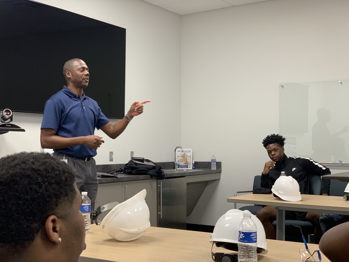 TVA_Julia's tweet photo. @TVAnews Today at #AllenCC Plant, #TVAMemphis Executive Director Mark Creech spoke with students from #TOFullerStatePark about #STEM careers and how we work with @MLGW to provide reliable, low-cost power. #TVAcares https://t.co/rZAnd1mHyv