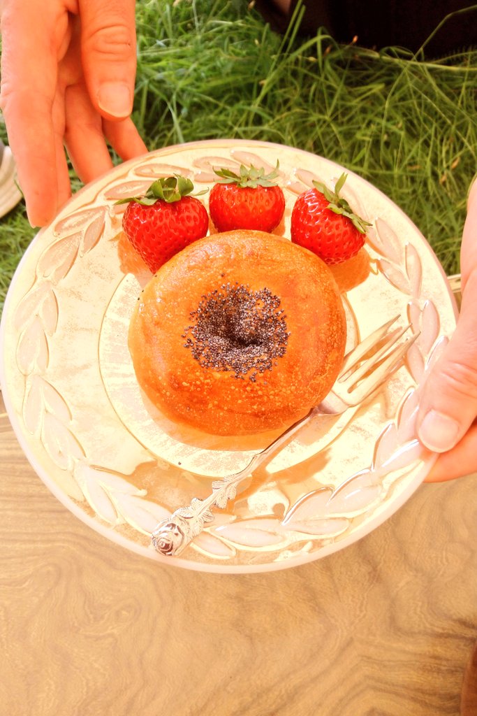 porridgelady's tweet photo. Trying morning turned into a lovely #tea celebration for a friend. Delicious an-an 'red bean paste' birthday buns from the Happy Sky #Japanese #bakery served with a kilo of strawberries! In the sunshine ☀ 🍓 #happydays #aduki #anko #adzuki #JapaneseFood https://t.co/JZkHn4JITR