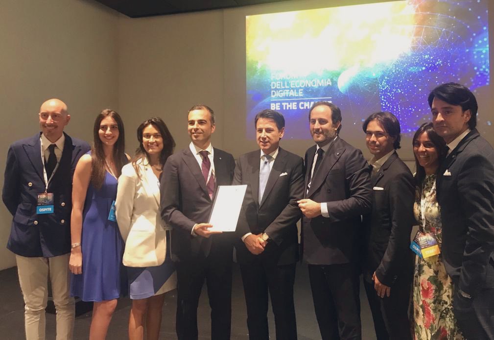 GIConfindustria's tweet photo. Consegniamo il Final Communiquè del #G20YEA al Presidente del Consiglio Conte a margine del #FED2019. Un momento di confronto per presentare alle istituzioni le priorità dei giovani imprenditori dei paesi G20, 5 azioni concrete per una crescita economica sostenibile e inclusiva https://t.co/BysGuPJvEx