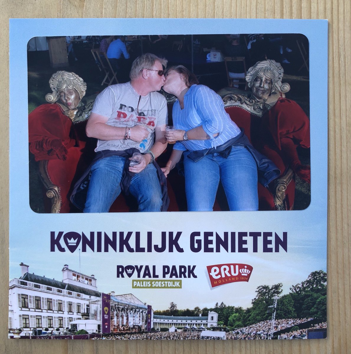 mallejohan's tweet photo. #koninklijkgenieten.  Wat een leuk idee met deze levende bank......#paleissoestdijk #withintemptation @WT_Fans https://t.co/jFRVxjT2QQ