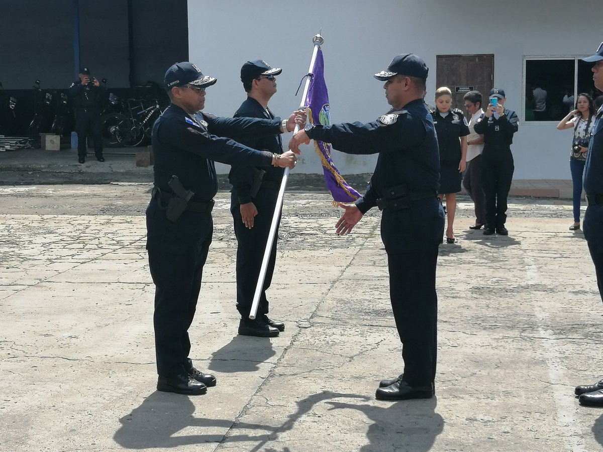 Milerick1's tweet photo. Traspaso de mando de las zonas policiales de Panamá Oeste. Comisionado Virgilio Lezcano 10ma. Zona La Chorrera. Comisionada Cinthia Meneses zona Canalera. Comisionado Lesli Howard 13va. Zona de Arraiján, Comisionado José Franco de la 19va. Zona de Arraiján https://t.co/bRYzjrCXFI