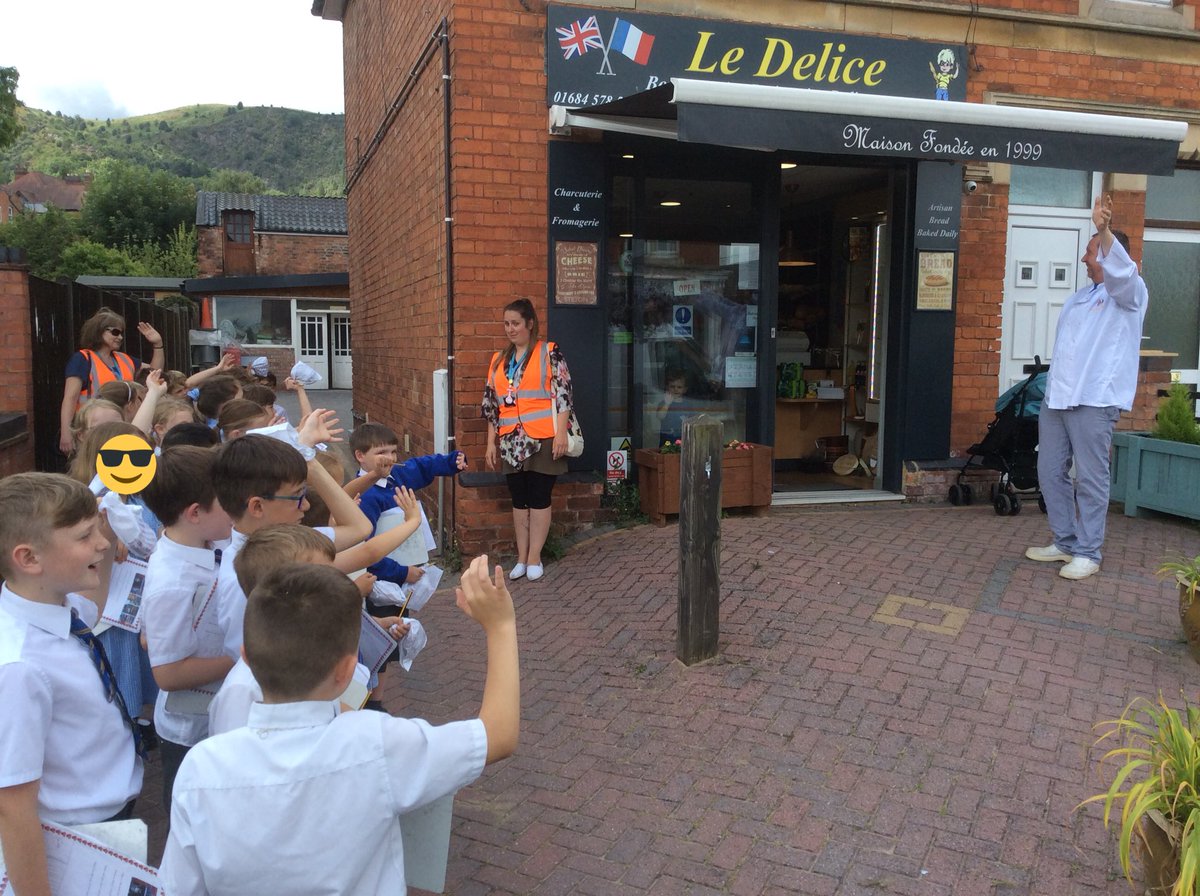 What a great French week we’ve had what with learning how to order ice cream, croissants and pain au chocolat in French along with learning about Ma Famille and how to say (and play)our favourite sports in French along with visiting Le Delice boulangerie. Magnifique!