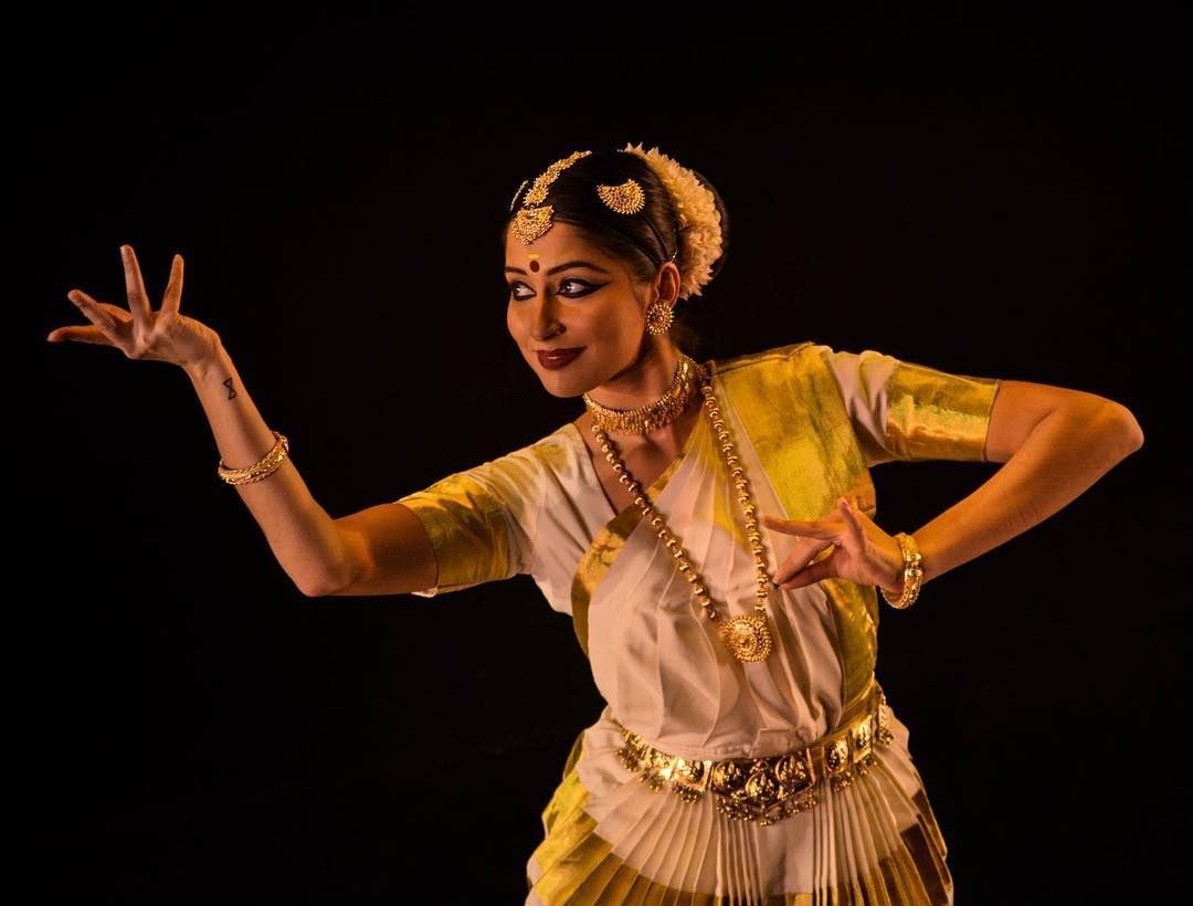 Akademi's tweet photo. Meet #NAVADAL Rising Star Pallavi Anand! Pallavi has trained in #Bharatanatyam from age 5 and #Mohiniattam from age 24, both under her mother and Guru Shalini Shivashankar of @upahaarschool. Pallavi graduated with a Fashion Design degree but has chosen to focus on Natya. https://t.co/dw9wOQONDl