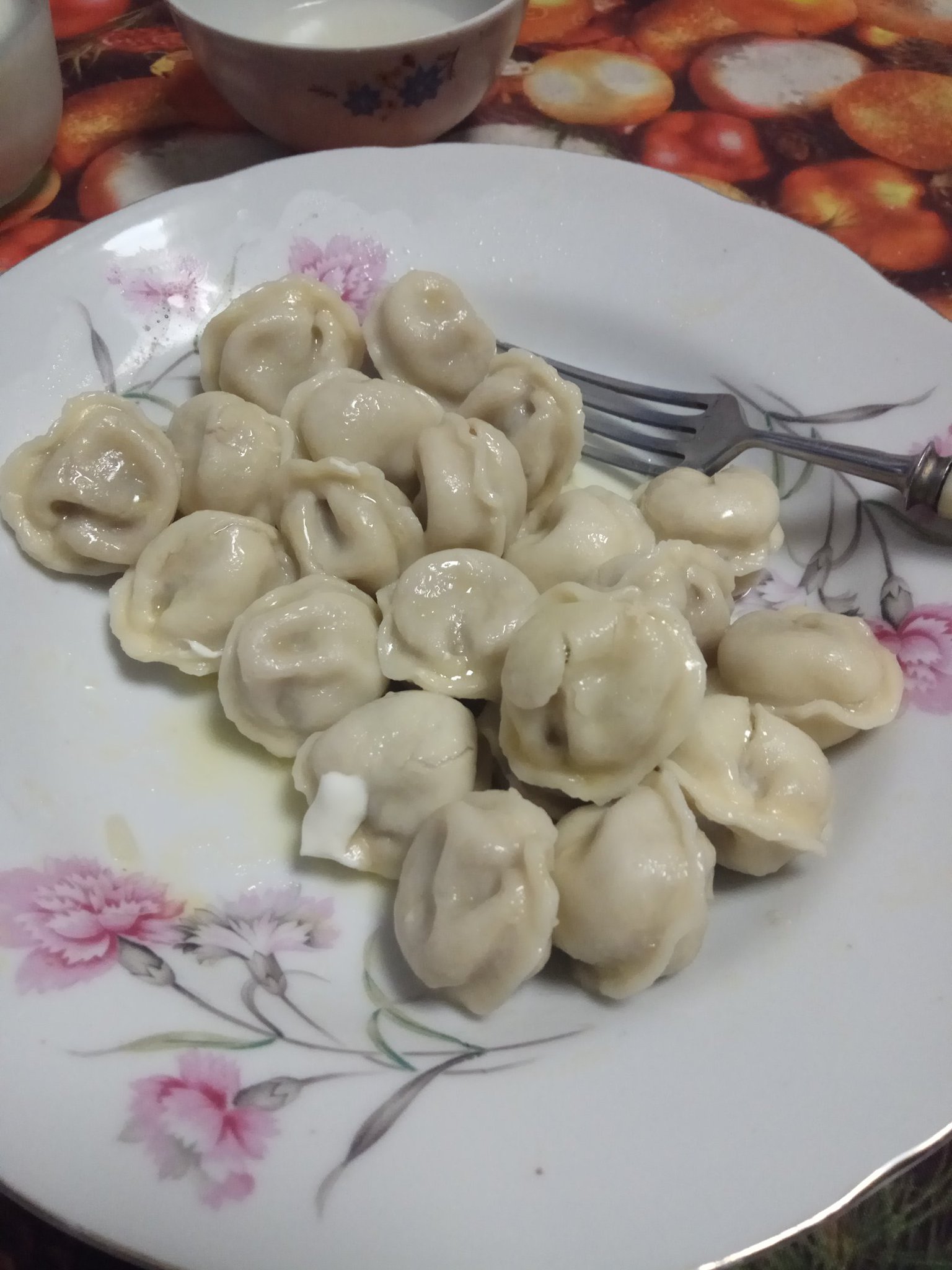 Пельмени в омлете. Пельмени мусульманские. Употребление пельменей. Пельмени. Пельмени домашние.