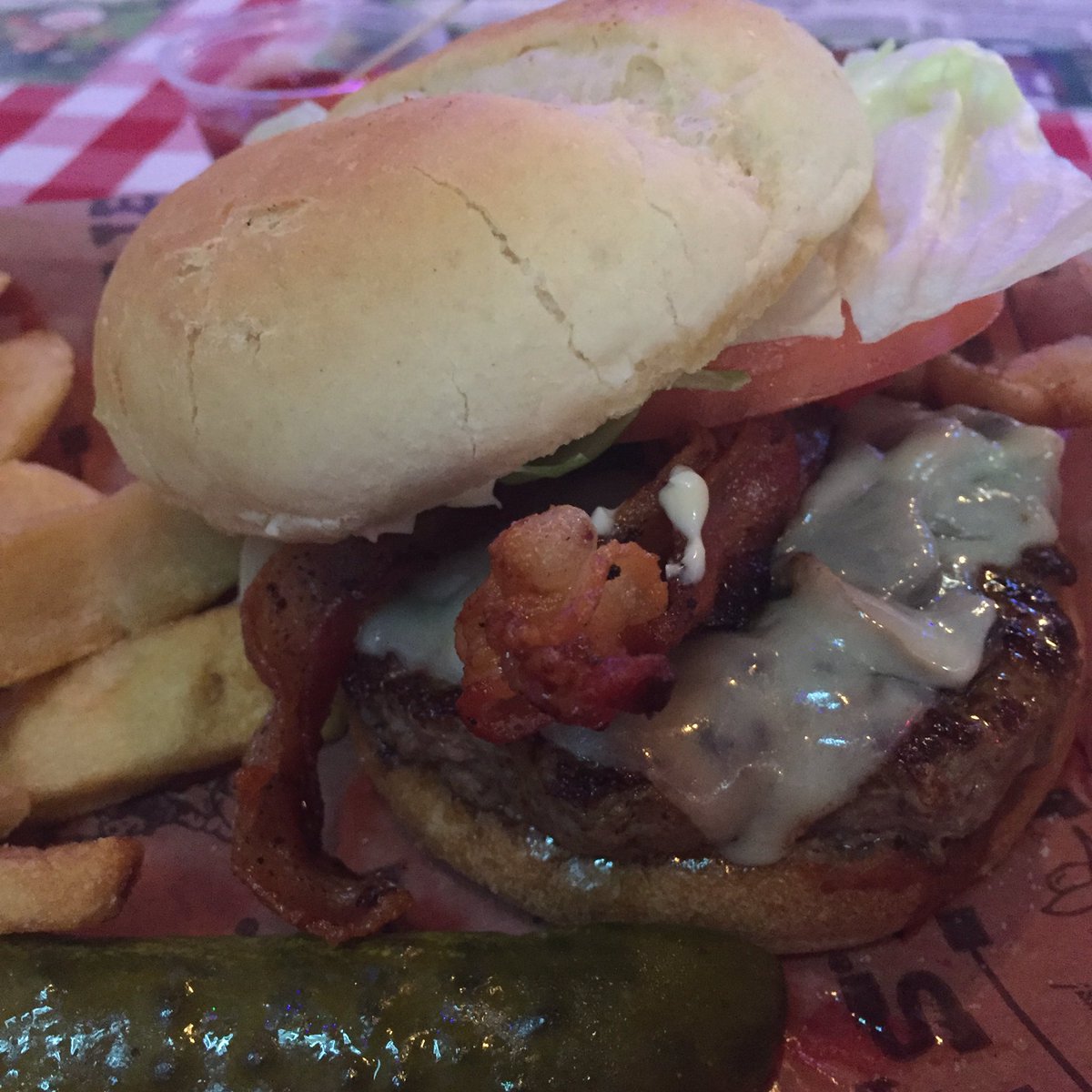 crystollyn's tweet photo. Tried the #madisonburger @HueysRestaurant for #FlyerBurgerWeek and now I need to add it to rotation.  So good!  @MemphisFlyer https://t.co/3YyATBuk79