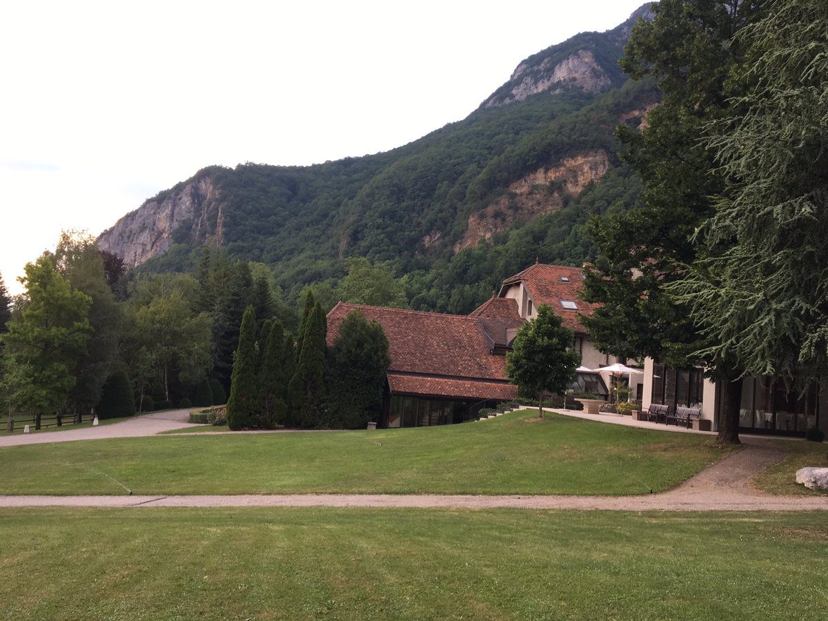 AudreyPulvar's tweet image. @Lac_Annecy #LesPensieres #FondationMerieux @ird_fr @CFFondations,merci pour le superbe accueil,le charme des lieux,l’intensité des échanges! 🙏🏾🏃🏾‍♀️🤓À demain @LeMondeFestival à #CouthuresSurGaronne! Et si ma bécane est encore à #GareDeLyon ce soir,elle descend avec moi demain!🙂🚴🏾‍♀️