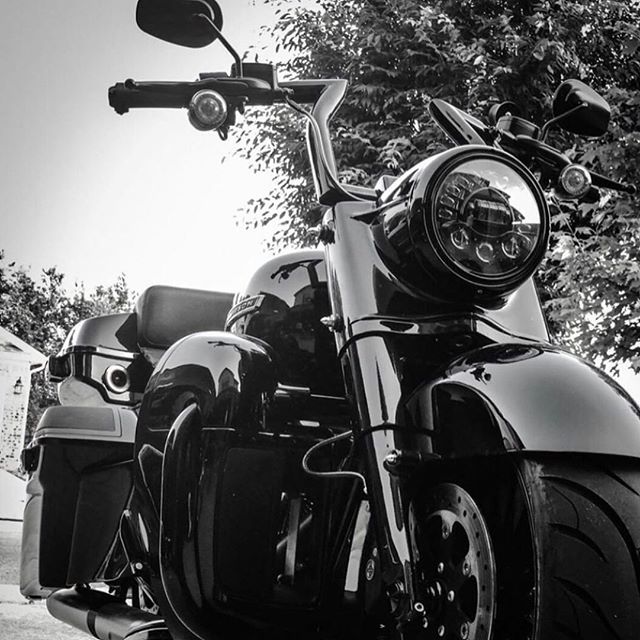 vindikta's tweet image. 👉HoopTeeze 👈... Road Kings also 👍🏼
Pic from @slimtwin .
Link in bio...
.
.
#performancebagger #harleywheelies #roadking #harleyroadking #roadkingnation #baggerwheelies ift.tt/2G9i6LV