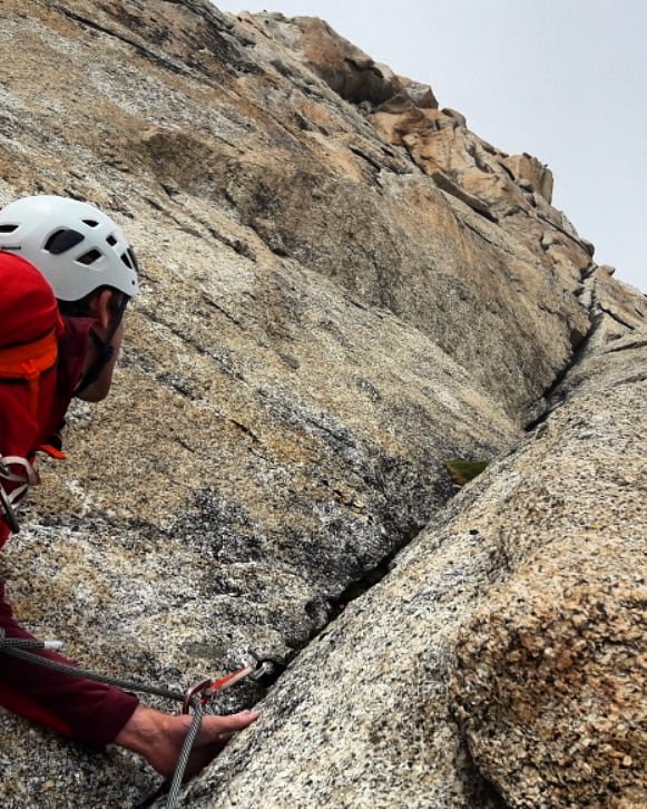 alexanderrclay's tweet photo. Acclimatising on the Eperon. Dodging electricity pylons and cosmique queues. East Face (TD-, 5c) @the_AMI #chamonix #tradisrad #alpineclimbing #eperon https://t.co/kGSUeb88M0
