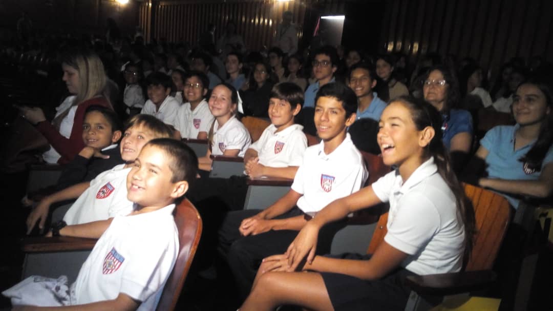 Chacao's tweet photo. #11Jul | #AlMomento El Alcalde @duquegustavoS junto la Dirección de Educación, se encuentran en el Teatro del Colegio María Auxiliadora en el Reconocimiento a la Excelencia Académica de nuestros niños y jóvenes de cada colegio, tanto público como privado, de nuestro municipio. https://t.co/Piq1UZ13Xf