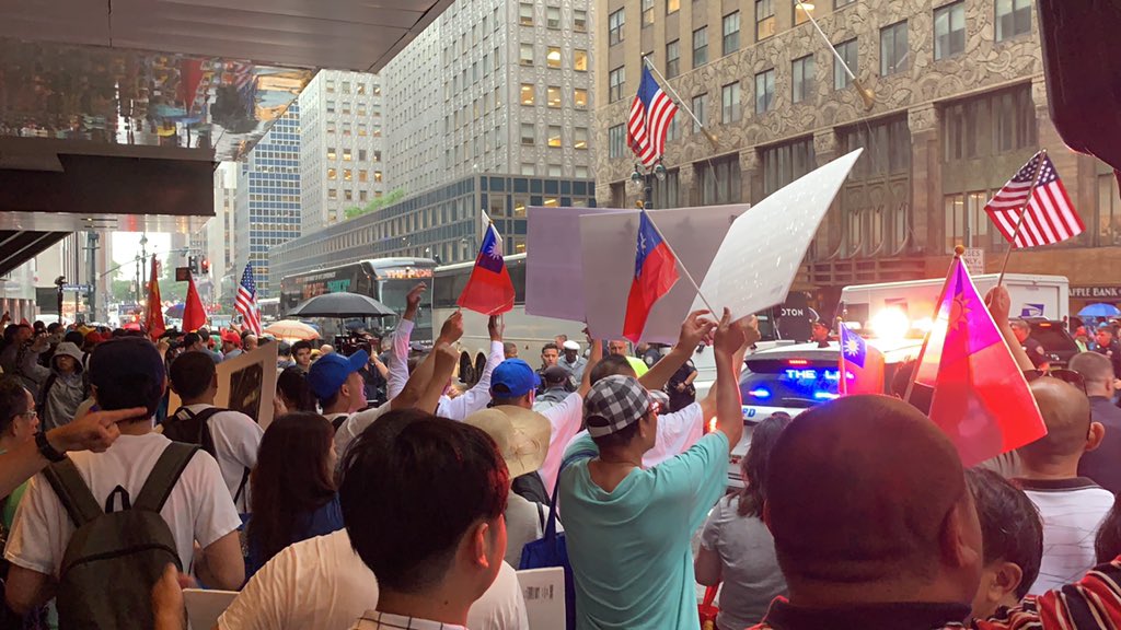 張林視野ar Twitter 纽约华人挥舞美国国旗和台湾国旗 抗议中共暴徒 今天一位共产暴徒当场被捕