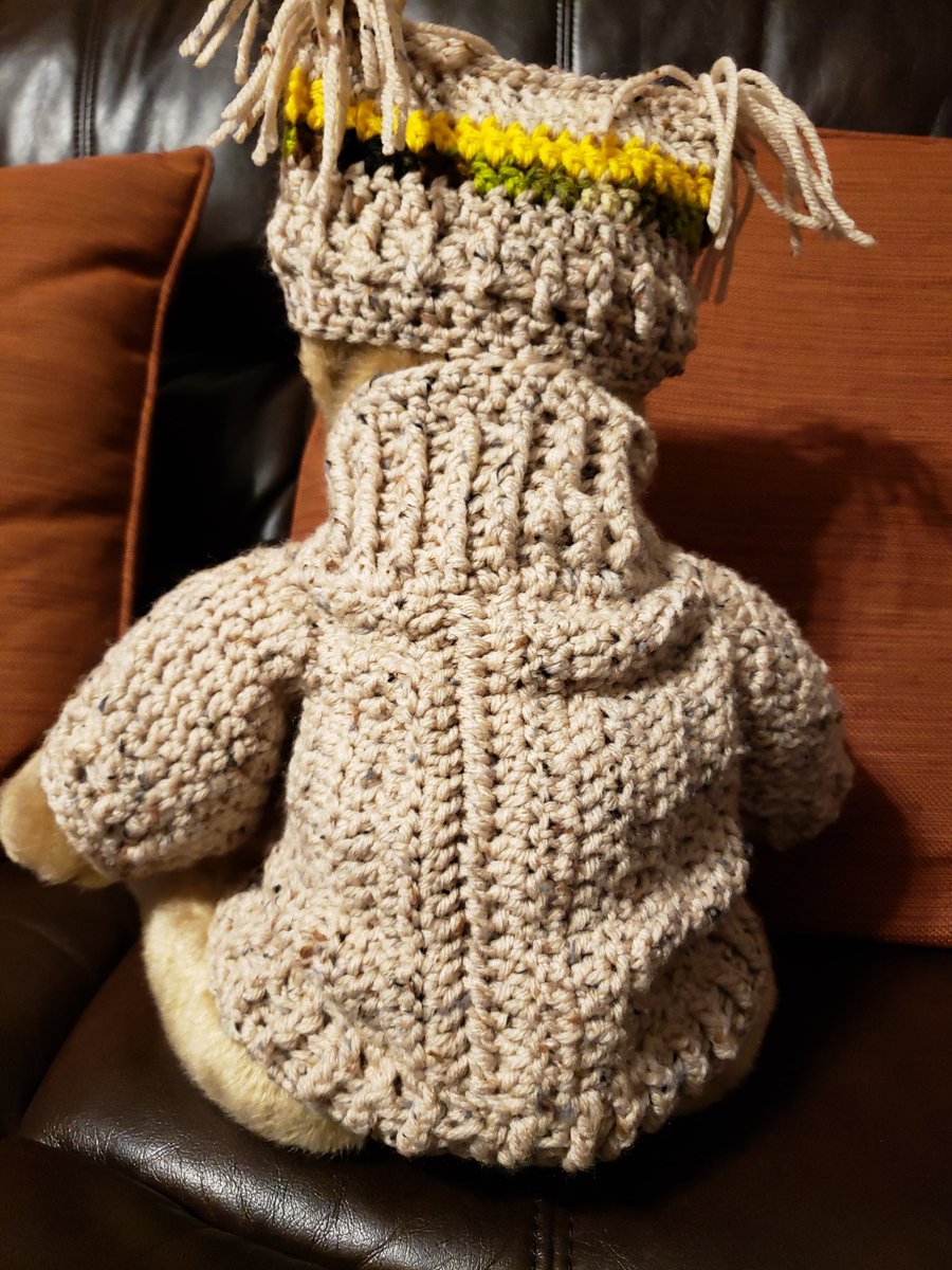 MadeSonni's tweet photo. I didn't make the bear, but I did make his cool digs! #crochet #yarnart #bearsinsweaters #crochetlove #crochetgeek #crochetnerd Every project is fun!! #HooksAndYarn #crocheteveryday 
I ❤ crochet 🧶 https://t.co/pL4rAsNZLV