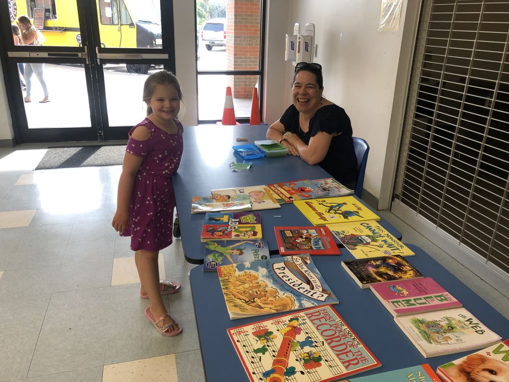 JeterElem's tweet photo. Summer book swap is underway! #AlvinISDReads #JeterReads #JustReadToday https://t.co/ahg7ekJ1Bk