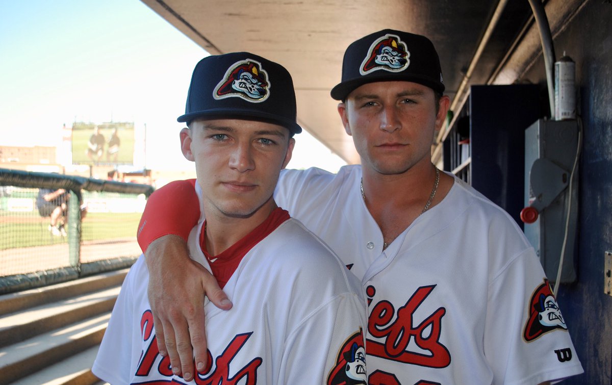 peoriachiefs's tweet image. We 👀 you dad. Kids can do #bluesteel too. #PoseOff #InterSquad @SCSpikes @JC_Cardinals @GoPBCardinals @Sgf_Cardinals @memphisredbirds 
Models: @joshyshaw9 @bdonovan_42