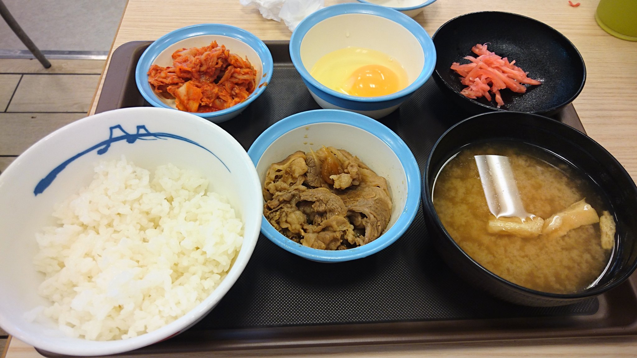 ちい 今日の朝ごはん 大泉学園の松屋にて 朝定食 キムチ パン食べようとしたら 昨日買ったバターロールが 犬吉のいじめにあっていた 涙 仕方ないから松屋 T Co Nnppqkbjn0 Twitter