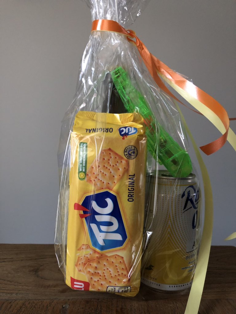 Vanavond was onze laatste oefenavond. We proberen het seizoen vaak af te sluiten met een watergevecht zo ook vanavond. Na afloop kregen alle leiders nog een presentje van een jeugdlid als bedankje voor les geven #bedankt!