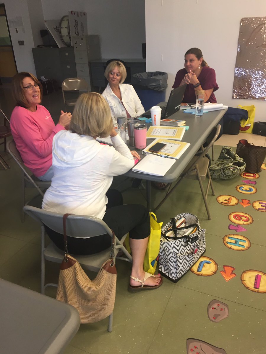 cikin520's tweet photo. Sayville and Bayport teachers run their own book club conversations to put themselves in their readers’ shoes. 📚 Such a great week with fabulous teachers! #TCRWP https://t.co/wUAOg5qcjX