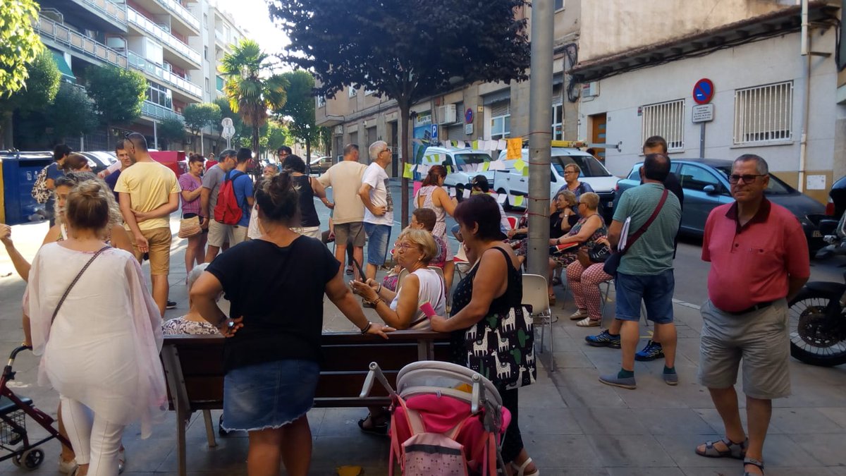 antoniolopez555's tweet photo. Assemblea del meu barri de la estacio del nord de #Mollet on els i les veïnes demanen un pla integral de reforma del nostre barri..
#Monras escolta el barri estén en lluita..@ajmollet https://t.co/z685YH6gjF