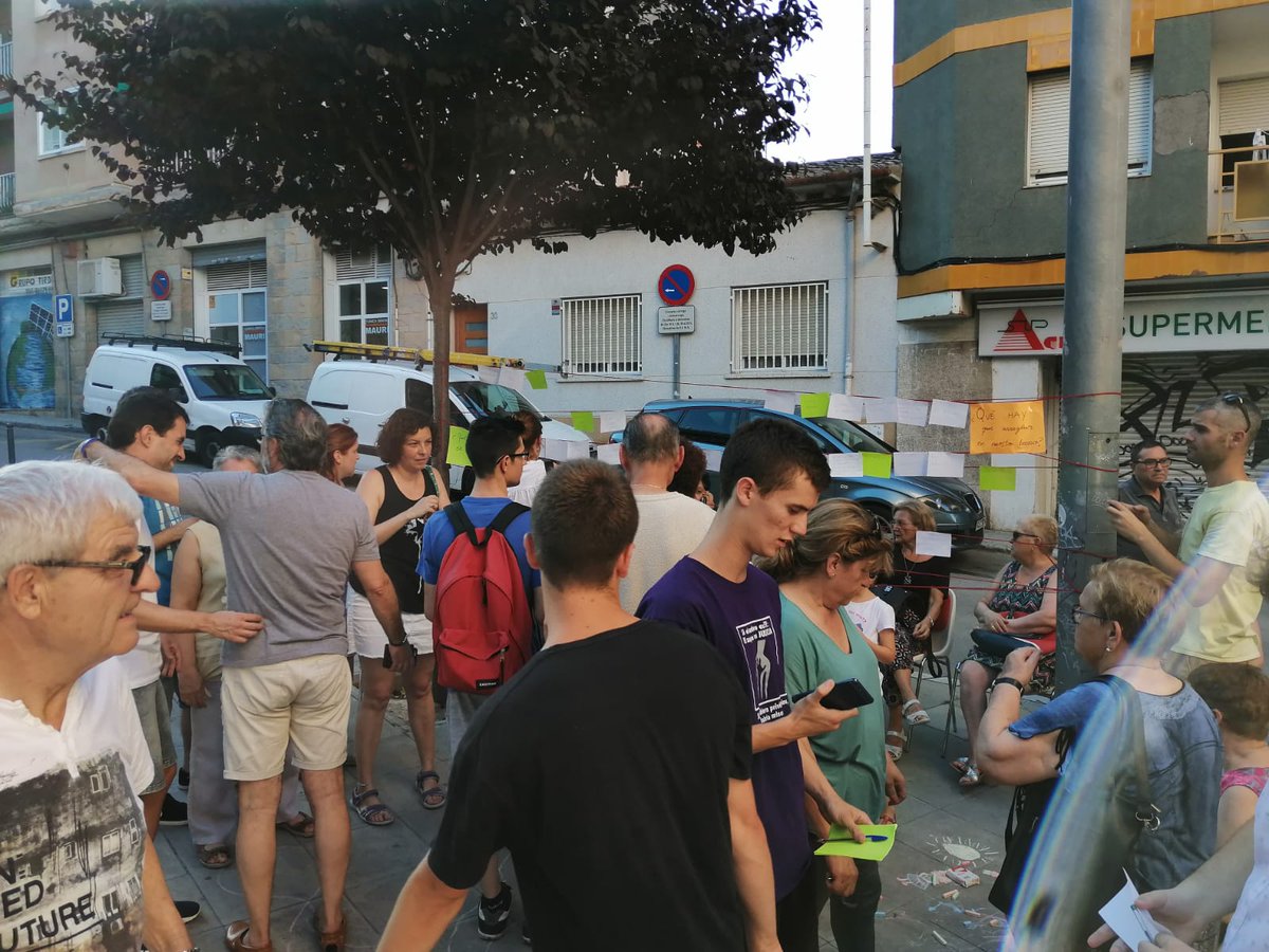 antoniolopez555's tweet photo. Assemblea del meu barri de la estacio del nord de #Mollet on els i les veïnes demanen un pla integral de reforma del nostre barri..
#Monras escolta el barri estén en lluita..@ajmollet https://t.co/z685YH6gjF
