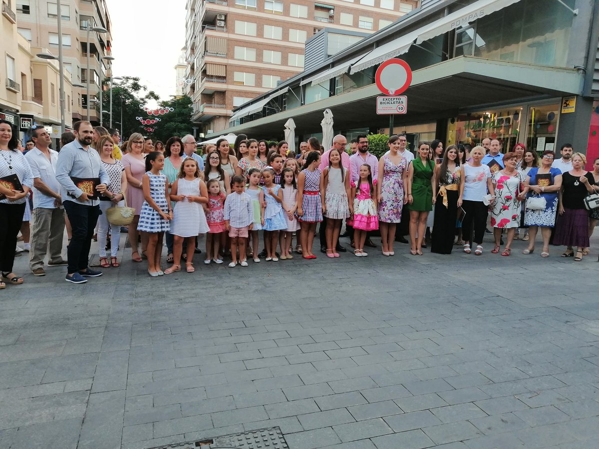UnionBerLargas's tweet photo. Esta tarde los cargos generales y miembros de la Federación, han acudido a la presentación del libro oficial de Hogueras y Barracas, así como a la inauguración del alumbrado. ¡Que bonito es compartir fiesta! https://t.co/mqBvwDXj6X