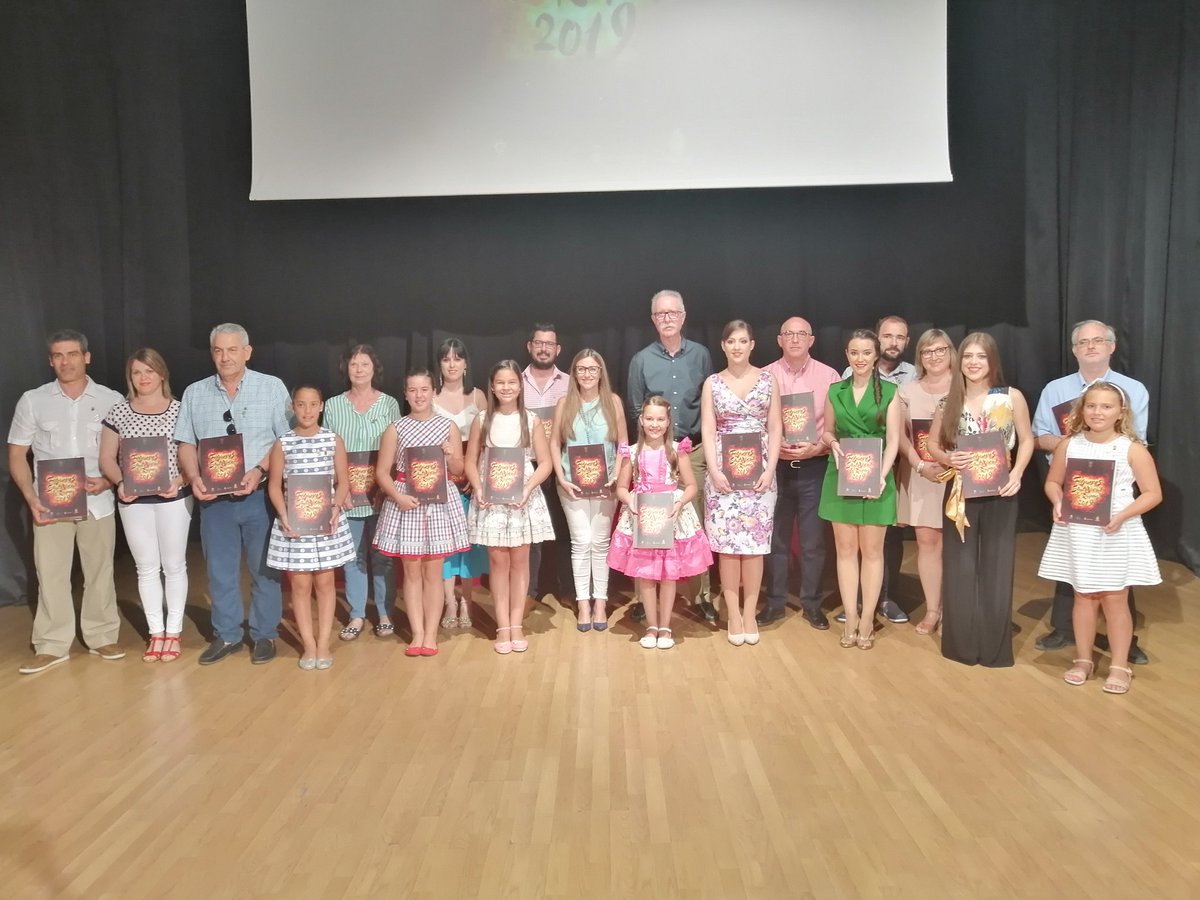 UnionBerLargas's tweet photo. Esta tarde los cargos generales y miembros de la Federación, han acudido a la presentación del libro oficial de Hogueras y Barracas, así como a la inauguración del alumbrado. ¡Que bonito es compartir fiesta! https://t.co/mqBvwDXj6X