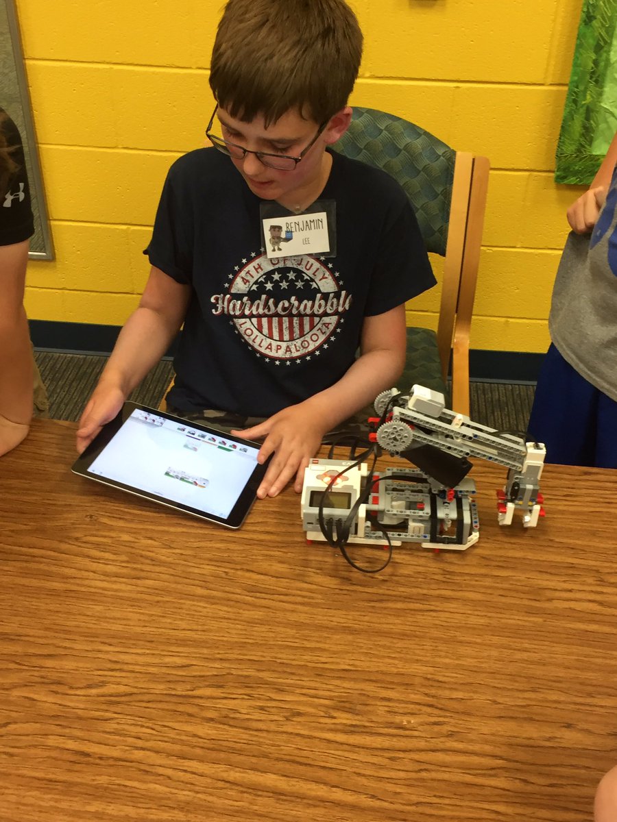 MangumElemAP's tweet photo. Our day 4 afternoon session of Code Scouts included some Hour of Code from @codeorg and we also programmed a @LEGO_Education mindstorm ev3 #legocoding #hourofcode #codescouts https://t.co/XGBZmWxVLy