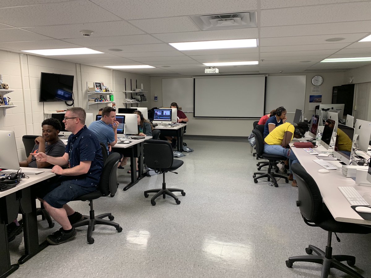 MCPreCollege's tweet photo. Aside from Global Citizenship heading to CERCOM tomorrow, our 2019 Pre-College Summer Academies have concluded and we couldn’t have had a better week between the amazing high school students, @MolloyCollege Peer Leaders, faculty, and staff! https://t.co/bdls8GYGqB