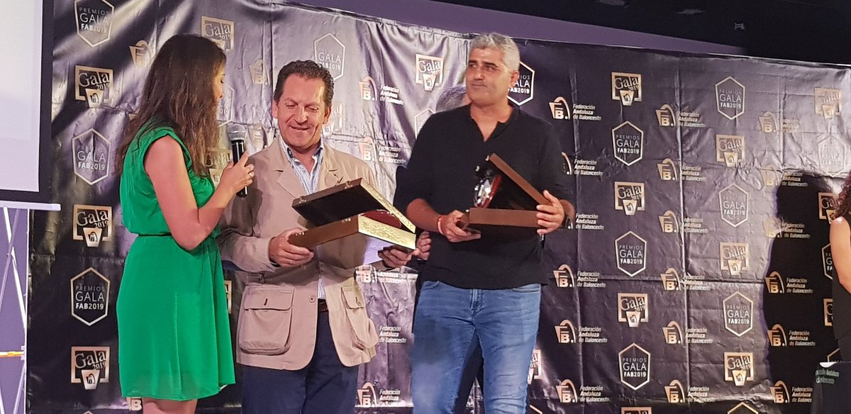 #GALAFABCORDOBA19 El primer Galardón corresponde al Ayuntamiento de Cabra y al Club CDB Cabra por la organización del Cto. de Andalucía de clubes IM, entrega el premio Antonio de Torres, Presidente FAB, lo recogen, Paco Casas y Miguel Aguilar @CdbCabra
