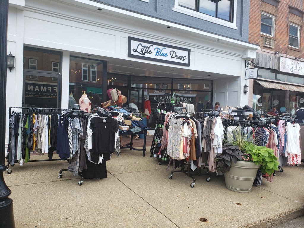 Fire, possible multi buildings on S. Main  right  now. Store owners evacuating merchandise