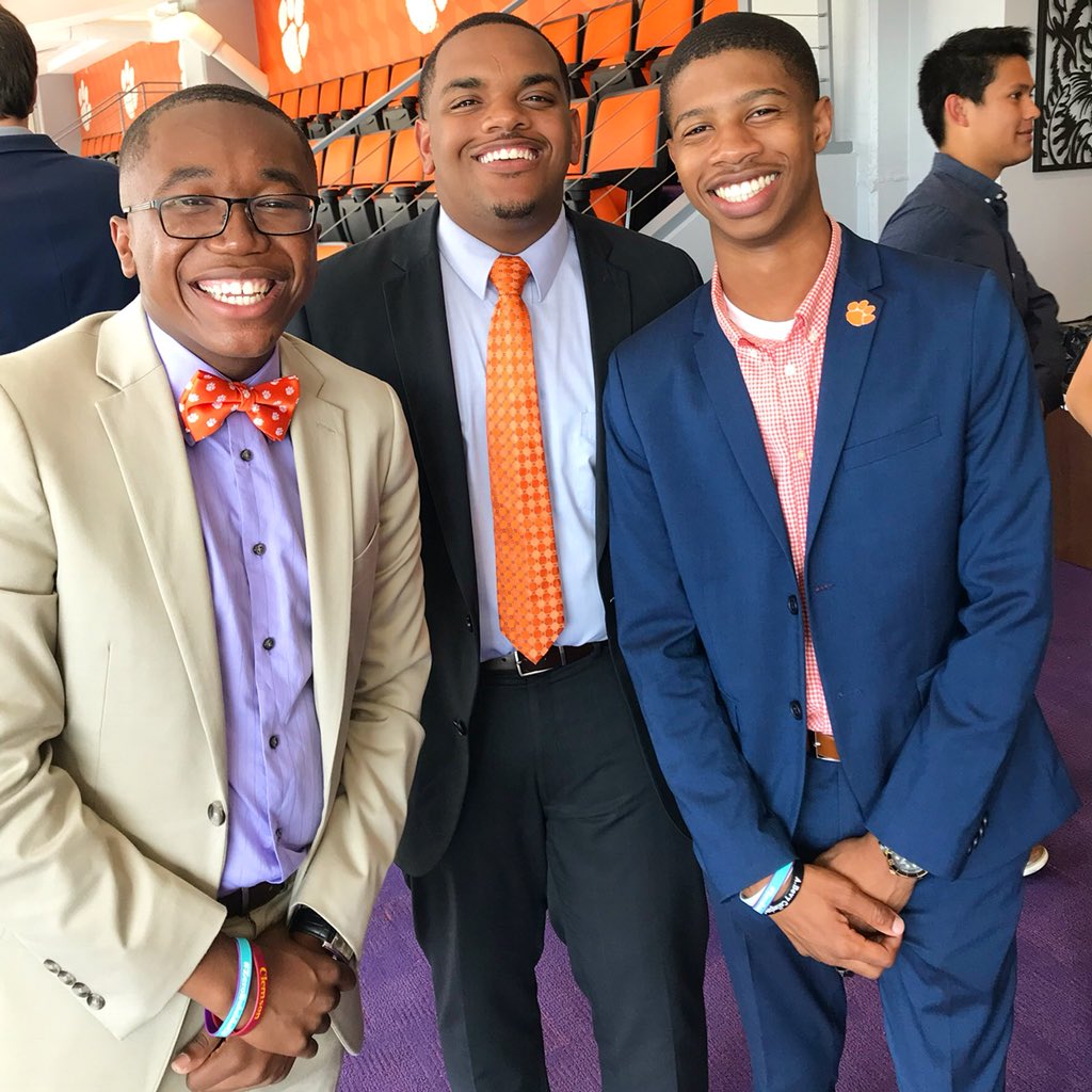 ajrichard330's tweet photo. #WhosWhoAtClemson
 🐅 Alphonso (A.J) Richard Jr.
 🐅 Ooltewah,TN *Born in Aiken, SC
 🐅 Senior ‘20 🎓
 🐅 Elementary Education Major 🍎
 🐅 President of Call Me MiSTER 👨🏽‍🏫
 🐅 Alpha Phi Alpha Fraternity Inc.
 🐅 Going wherever God Takes Me! 
      🙏🏾 https://t.co/T88FqoOivR