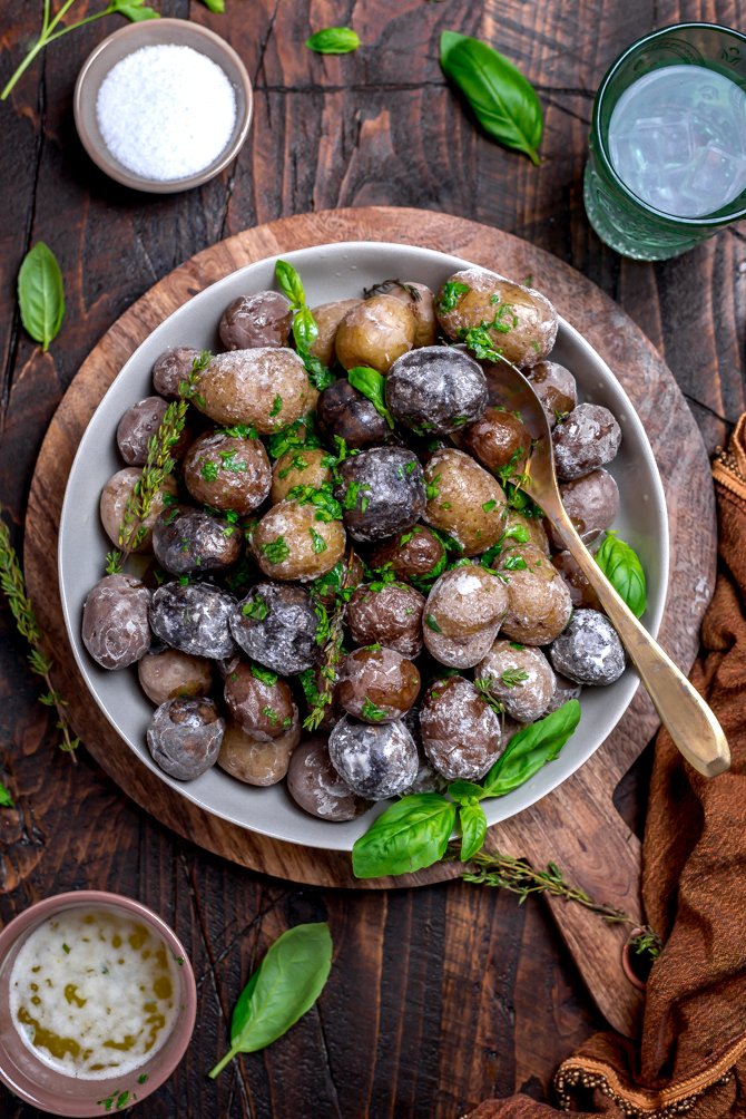 KitchenKapers's tweet photo. Syracuse Salt Potatoes are like a delicious science experiment. The star of this #recipe is the salt, which creates a thin, briny crust and a center so creamy that words can't do it justice. Head to @HostTheToast to try it for yourself: https://t.co/fewLYgGB91 #foodblog #cooking https://t.co/zho8RArYtO