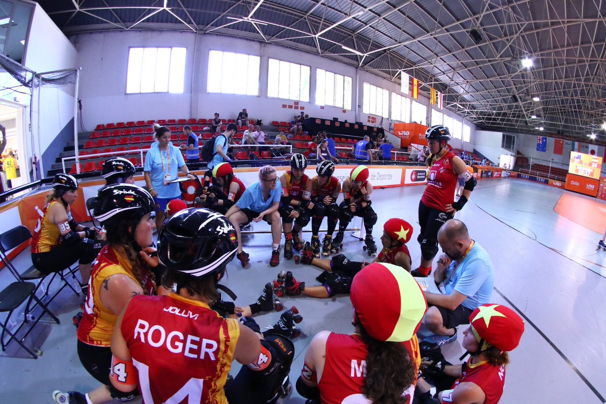 LaLigaPlus's tweet photo. Rolling to the semifinals 💨

Los #TeamESP de #RollerDerby Fe @FedPatinaje buscarán este viernes una plaza en las finales 🔝

👱‍♂️ 🇪🇸🆚🇦🇺 (16:30h)
👱‍♀️ 🇦🇺🆚🇪🇸 (19:30h) https://t.co/nNQhHrIP0Q