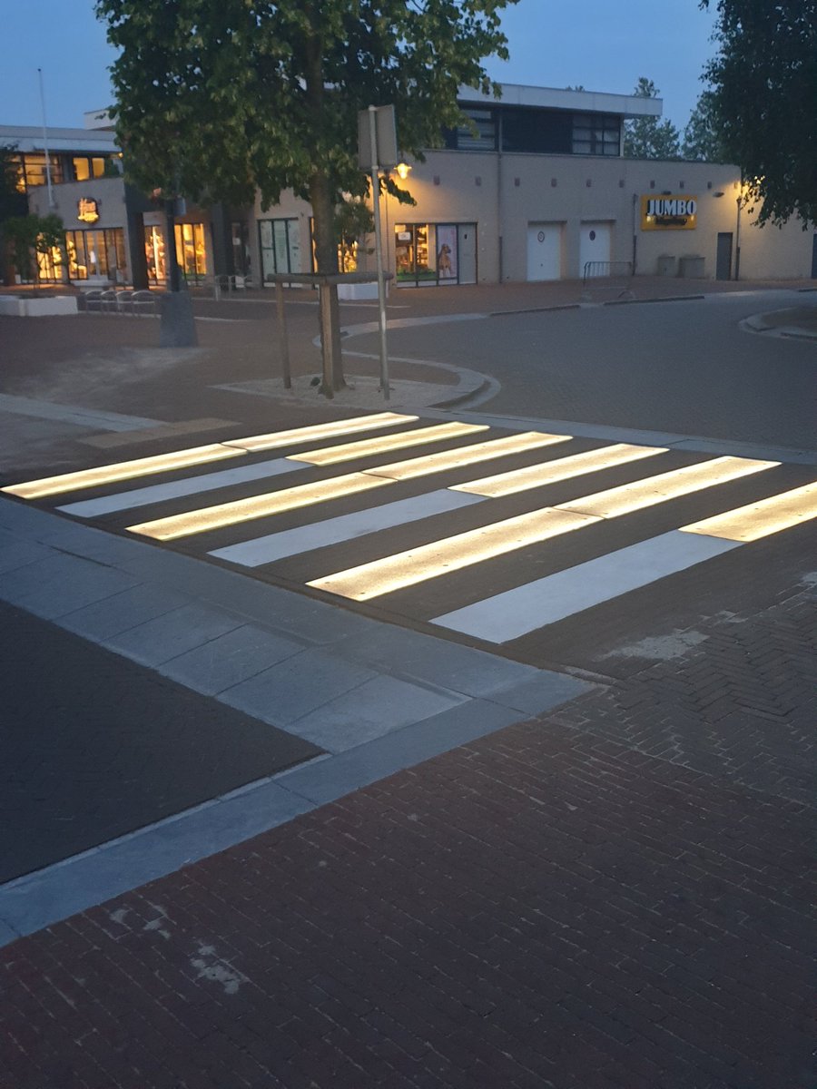 Voor de 1ste keer aan! Verlicht #zebrapad in het drukke #centrum #Bemmel #jehadmaareentaak #allesaansluiten 😂😂😂