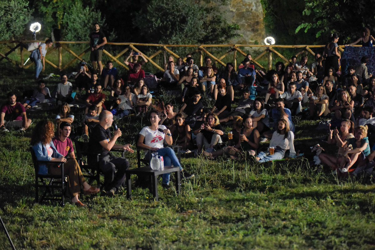 PiccoloAmerica's tweet photo. .@zdizoro ha presentato #CongoTour con @MSF_ITALIA alla Cervelletta! Ecco le foto della serata 📸👇 https://t.co/fPGrJbdtsw