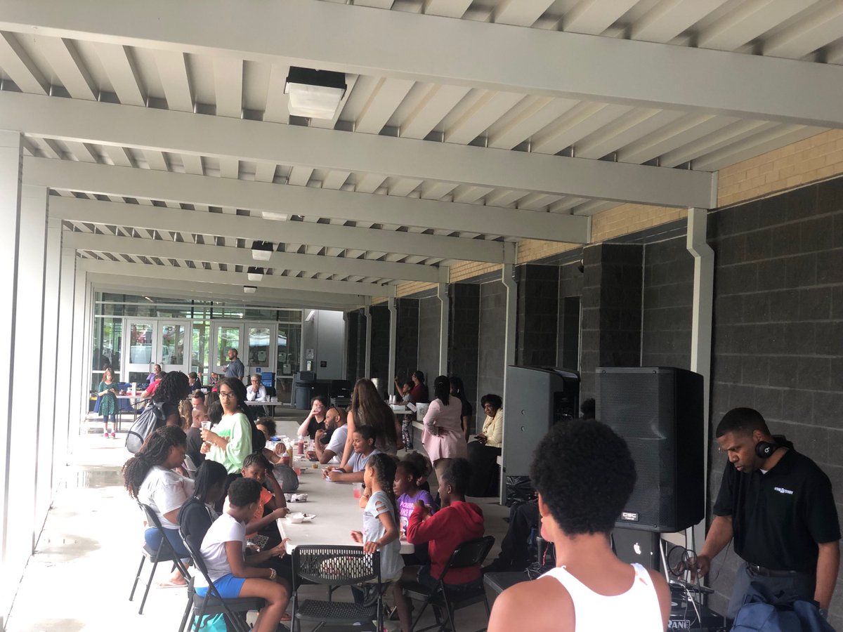 aprildockery's tweet photo. Rain or shine Cougar Block Party!!!! #CougarPrideAVL #TheACSWay https://t.co/wJwY1WhjPD