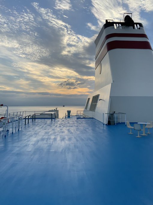 朝焼けを見ながらスケベ描くのはなかなかいい気分 